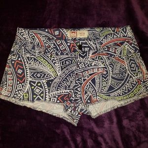 lei Patterned Shorts